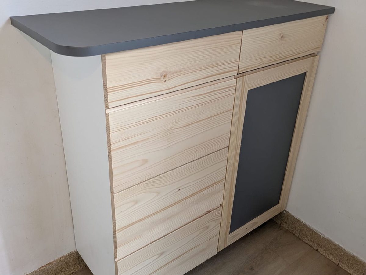 Meuble d'entrée en pin avec panneau ardoise