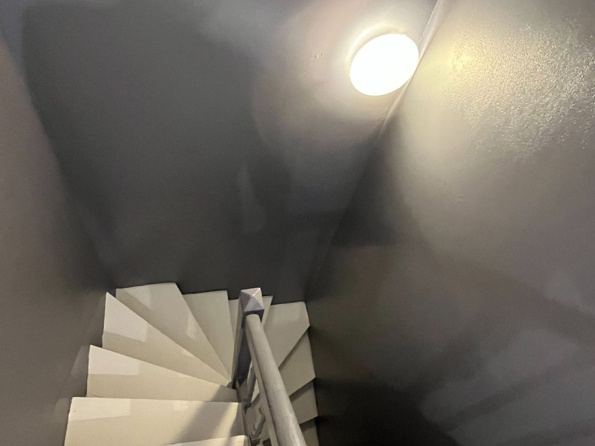 Cage d'escalier peinte en gris anthracite