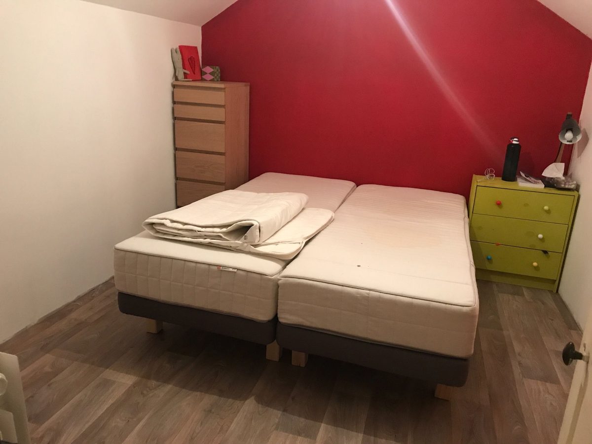 Chambre avec mur d'accent framboise