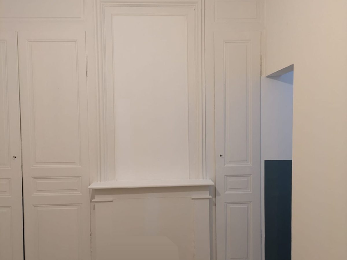 Salon avec boiseries peintes en blanc