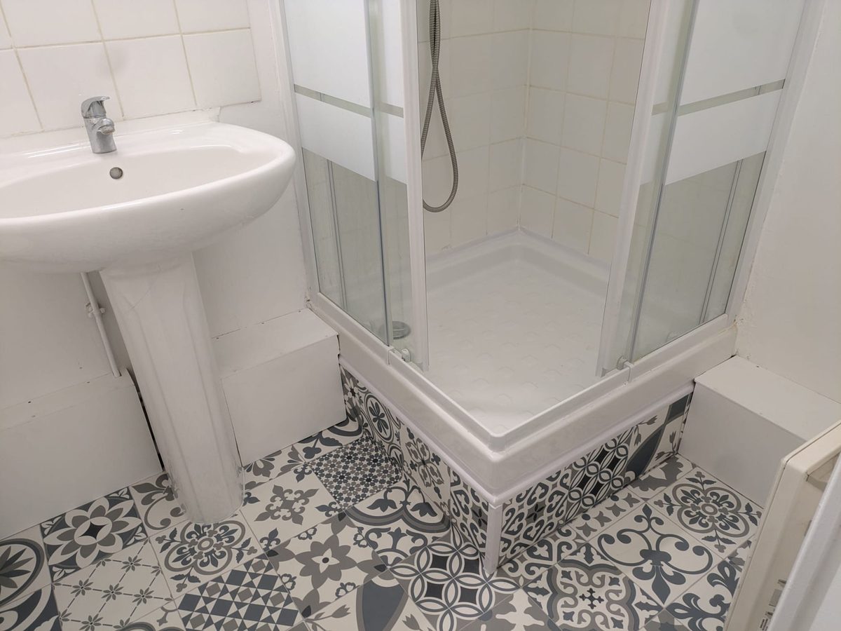 Salle d'eau rénovée avec carreaux de ciment